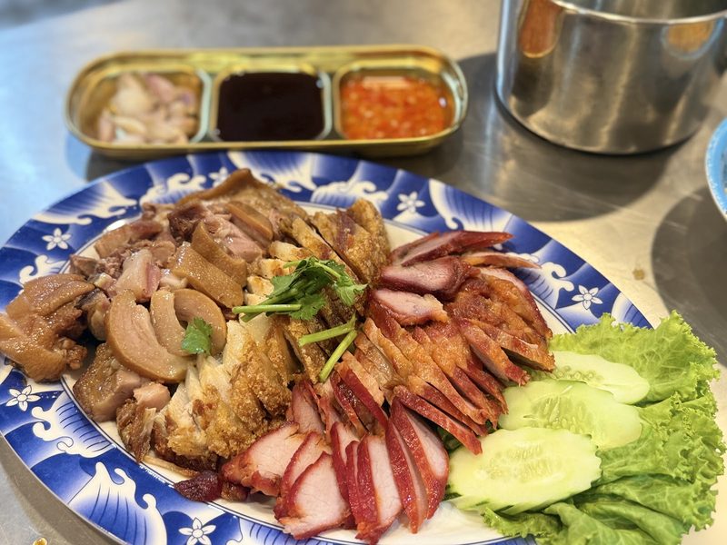 จานหมูย่าง หมูแดง และเนื้อตุ๋นหลายอย่าง กับแตงกวาและน้ำจิ้ม