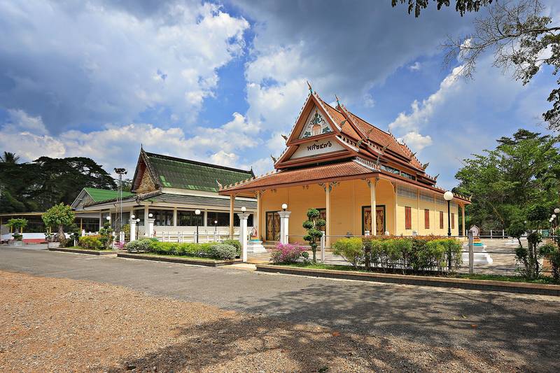 ศาลาทรงไทยผนังสีเหลืองหลังคาแดงซ้อนชั้น หน้าลานกว้าง