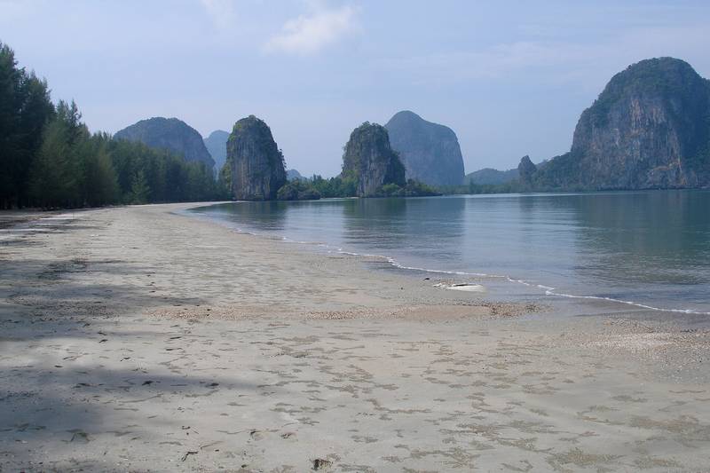 หาดทรายยามน้ำลง มองเห็นแท่งหินปูนตั้งเรียงในทะเล